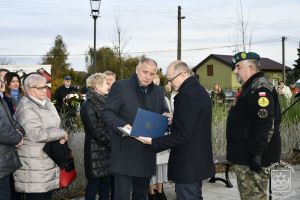 Rodziny uhonorowanych tytułem Weterana Walk o Wolność i Niepodległość Polski odbierają pamiątkowe dyplomy z rąk Burmistrza...