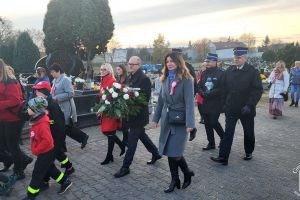 Przemarsz na kwaterę wojenną na cmentarzu rzymskokatolickim w Strykowie, m.in. Burmistrz Strykowa Witold Kosmowski,...