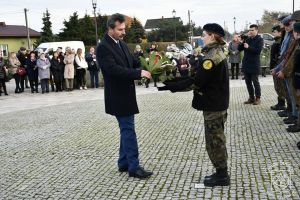 Kwiaty składa Wiceprzewodniczący Rady Powiatu Zgierskiego Ireneusz Skurzyński.