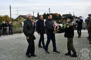 Kwiaty składają przedstawiciele Nieformalnej Grupy Pasjonatów "Walk nad Bzurą": Jan Tyc, Robert Florczak i Wojciech Tomczak.