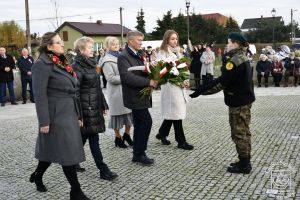 Kwiaty składa rodzina Weterana Walk o Wolność i Niepodległość Polski kpr. Franciszka Ślawskiego.