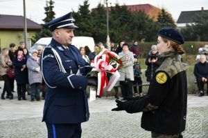 Kwiaty składa Komendant KP Stryków podinsp. Andrzej Szadkowski.