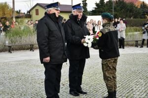 Kwiaty składa delegacja OSP w Dobrej: Wiceprezes-Naczelnik Dariusz Burtka oraz Zbigniew Jaworski.