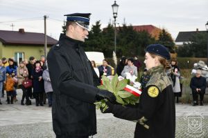 Kwiaty składa Prezes OSP w Kiełminie Mariusz Sobczyk.