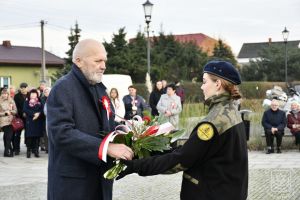 Kwiaty składa Przewodniczący Zarządu Osiedla Wschód w Strykowie Bogdan Walczak.