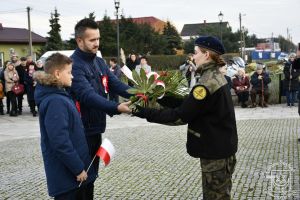 Kwiaty składa delegacja Sołectwa Rokitnica, Sołtys Tomasz Galant wraz z synem.
