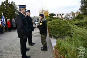 Delegacja przedstawicieli zawodowej i ochotniczej straży pożarnej pod pomnikiem żołnierzy poległych w 1918 r. i 1939 r. na...