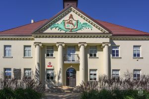 Szkoła Podstawowa Nr 1 w Strykowie, nowe nasadzenia zieleni przed obiektem od strony ul. Warszawskiej