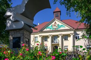 Szkoła Podstawowa Nr 1 w Strykowie, nowe nasadzenia przez obiektem od strony ul. Warszawskiej