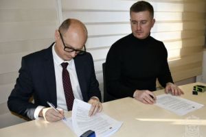 Burmistrz Witold Kosmowski podpisuje umowę Arturem Siwczykiem Pracownia Projektowa PUBLIC ROAD