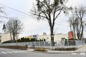 Nowe ogrodzenie Przedszkola Samorządowego w Strykowie po realizacji inwestycji