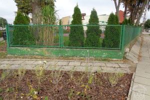 Ogrodzenie Przedszkola Samorządowego w Strykowie, stan przed modernizacją w 2023 r.