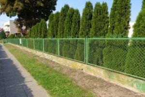 Ogrodzenie Przedszkola Samorządowego w Strykowie, stan przed modernizacją w 2023 r.