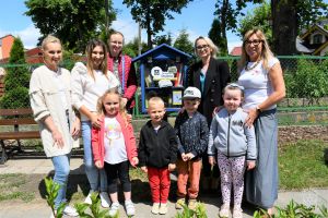 "Budka wędrującej książki w Gminie Stryków" ustawiona w bezpośrednim sąsiedztwie Przedszkola Samorządowego w Strykowie w...