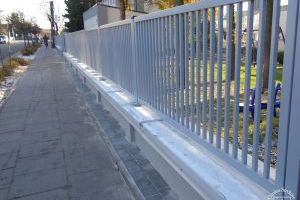 Nowe ogrodzenie SP 2 w Strykowie, inwestycja zrealizowana w 2023 r.