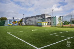 Kompleks boisk sportowych "Orlik" przy SP 2 w Strykowie zmodernizowany w 2022r.