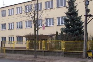 Ogrodzenie SP 2 w Strykowie przed modernizacją zrealizowaną w 2023 r.