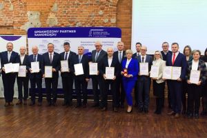 Burmistrz Strykowa Witold Kosmowski i Zastępca Burmistrza Tamara Barańska-Kiemaczyńska podczas gali wręczenia nagród w...