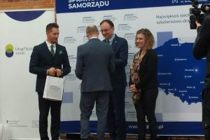 Burmistrz Strykowa Witold Kosmowski odbiera jedną z nagród przyznaną w 2023 r. w Rankingu Gmin Województwa Łódzkiego...