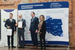 Burmistrz Strykowa Witold Kosmowski odbiera jedną z nagród przyznaną w 2023 r. w Rankingu Gmin Województwa Łódzkiego...