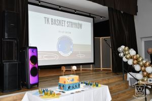 Jubileusz 10-lecia TK Basket Stryków, tort jubileuszowy