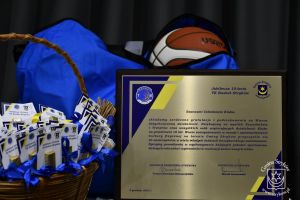 Jubileusz 10-lecia TK Basket Stryków, pamiątkowy grawerton podpisany przez władze Gminy Stryków