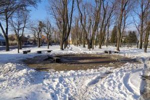 Rozbiórka starej fontanny. Przygotowanie terenu pod nowe zagospodarowanie przestrzeni miejskiej w Strykowie.
