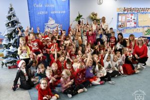 Na zdjęciu przedszkolaki, kadra pedagogiczna oraz zaproszeni goście Zastępca Burmistrza Strykowa Tamara...