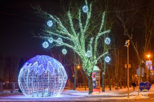 Iluminacje świąteczne w Strykowie: bombka z ławeczkami, drzewo z bombkami 3D - pl. Łukasińskiego