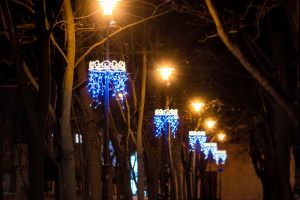 Iluminacje świąteczne w Strykowie - aleja parkowa w centrum Strykowa
