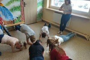 Uczniowie SP w Koźlu podczas akcji charytatywnej "Deska dla Dzieciaków"