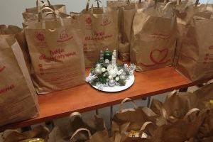 Tytka Charytatywna 2023 w Gminie Stryków, papierowe torby wypełnione darami dla potrzebujących