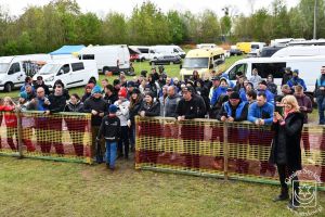 Wręczenie pucharów II Rundy Motocrossowych Mistrzostw Strefy Polski Centralnej 2023 w Strykowie. Z laureatami: Burmistrz...