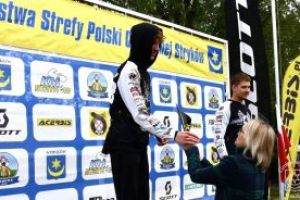 Wręczenie pucharów II Rundy Motocrossowych Mistrzostw Strefy Polski Centralnej 2023 w Strykowie. Z laureatami: Burmistrz...
