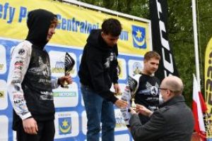 Wręczenie pucharów II Rundy Motocrossowych Mistrzostw Strefy Polski Centralnej 2023 w Strykowie. Z laureatami: Burmistrz...