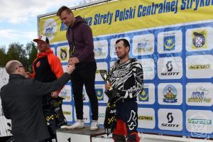 Wręczenie pucharów II Rundy Motocrossowych Mistrzostw Strefy Polski Centralnej 2023 w Strykowie. Z laureatami: Burmistrz...