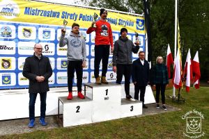 Wręczenie pucharów II Rundy Motocrossowych Mistrzostw Strefy Polski Centralnej 2023 w Strykowie. Z laureatami: Burmistrz...