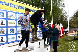 Wręczenie pucharów II Rundy Motocrossowych Mistrzostw Strefy Polski Centralnej 2023 w Strykowie. Z laureatami: Burmistrz...