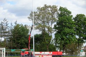 Budowa oświetlenia boiska przy ul. Brzezińskiej, ustawianie masztów w trakcie realizacji