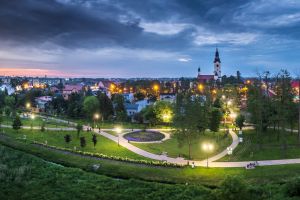 Nowy Park nad Moszczenicą z lotu ptaka, po zagospodarowaniu zielenią z oświetleniem