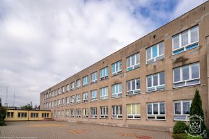Termomodernizacja SP2 w Strykowie, budynek szkoły z tyłu przed rozpoczęciem prac