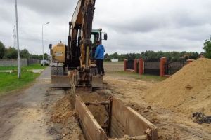 Budowa kanalizacji w Bratoszewicach i Rokitnicy, w trakcie wykonywania zadania na ul. Ogrodniczej