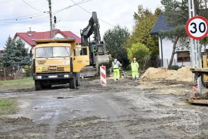 Budowa kanalizacji sanitarnej i deszczowej w ulicach Polnej i Szafera, w trakcie wykonania - prace przy odejściach bocznych...