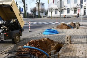 Budowa oświetlenia na ul. E. Plater, w trakcie wykonania inwestycji