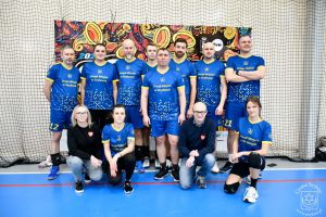 Turniej Siatkówki o Puchar Szefa Sztabu WOŚP 2024. Drużyna UM w Strykowie oraz Burmistrz Strykowa Witold Kosmowski i...