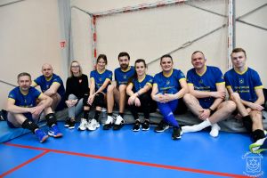Turniej Siatkówki o Puchar Szefa Sztabu WOŚP 2024. Drużyna UM w Strykowie z Zastępcą Burmistrza Strykowa Tamarą...