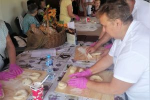 Utworzenie świetlicy wiejskiej w Starym Imielniku, zdjęcie z zajęć warsztatowych Strykowskiej Akademii Seniora z wypiekania...