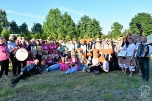 Utworzenie świetlicy wiejskiej w Starym Imielniku, zdjęcie grupowe z odbywającego się na działce sołeckiej I Festiwalu Kół...