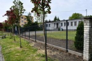 Świetlica w Bratoszewicach, ogrodzenie świetlicy po wymianie