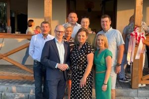 Budowa świetlicy wiejskiej w Wyskokach, zdjęcie z Burmistrzem Strykowa oraz Zastępcą Burmistrza Strykowa z uroczystości...